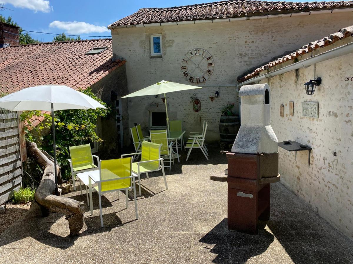 Le Gîte au Coin des Abeilles La Caillère Extérieur photo